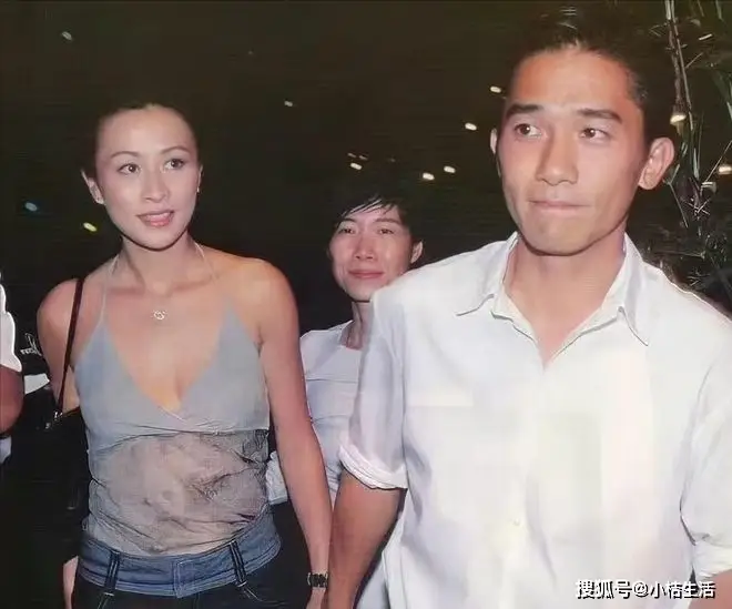 58岁刘嘉玲户外晨跑紧身裤_刘嘉玲健身达人保持身材秘诀_女明星紧身裤图片